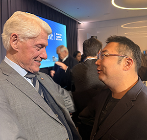 尊龙凯时集团董事局主席徐鹏应邀赴克林顿全球建议冬季聚会 共绘全球康健生长新图景